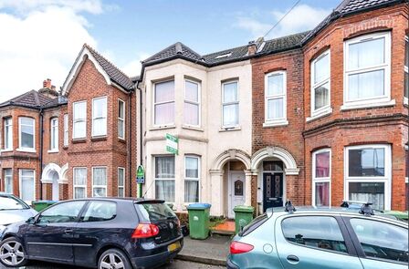 Rigby Road, 6 bedroom Mid Terrace House to rent, £2,730 pcm