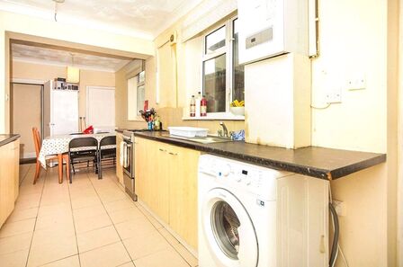 Blenheim Gardens, 5 bedroom  House to rent, £2,300 pcm