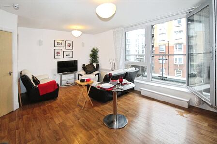 High Street, 2 bedroom Flat for sale, &pound;192,500