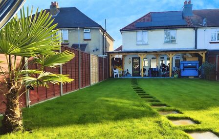 Warren Avenue, 3 bedroom Semi Detached House to rent, &pound;2,000 pcm