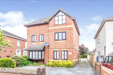 Roberts Road, 2 bedroom Flat to rent, &pound;1,195 pcm