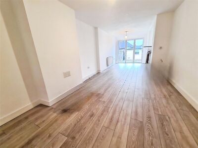 Linden Road, 3 bedroom Flat to rent, &pound;1,500 pcm