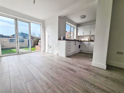 Linden Road, 3 bedroom Flat to rent, &pound;1,450 pcm