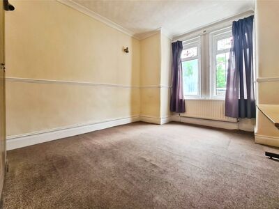 Livingstone Road, 3 bedroom Mid Terrace House to rent, &pound;2,350 pcm