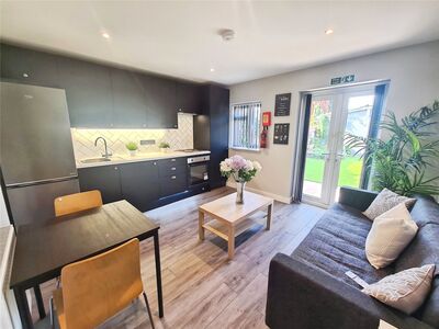 Salisbury Close, 1 bedroom Flat to rent, &pound;1,495 pcm