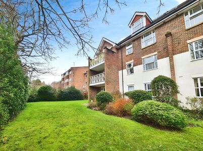 Winn Road, 2 bedroom Flat to rent, &pound;1,300 pcm