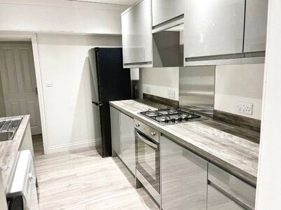 Somerset Road, 4 bedroom Mid Terrace House to rent, &pound;1,950 pcm