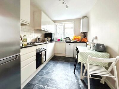 Somerset Road, 3 bedroom House to rent, &pound;1,600 pcm