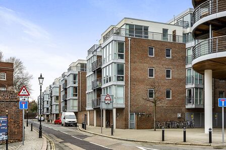 Admiralty Road, 2 bedroom  Flat to rent, £1,500 pcm