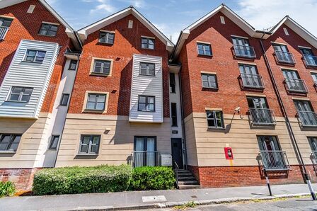 Aylward Street, 2 bedroom  Flat to rent, £1,500 pcm