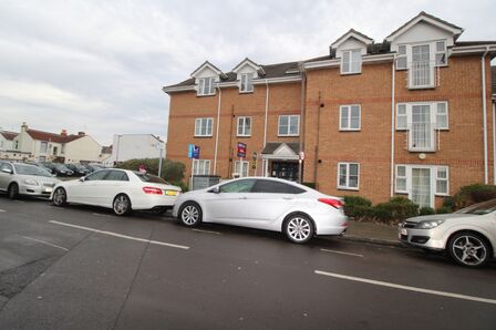 Claremont Road, 2 bedroom  Flat to rent, £1,200 pcm