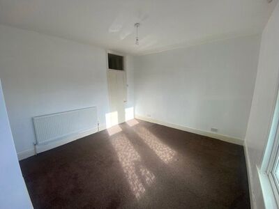 Empshott Road, 3 bedroom Mid Terrace House to rent, &pound;1,300 pcm