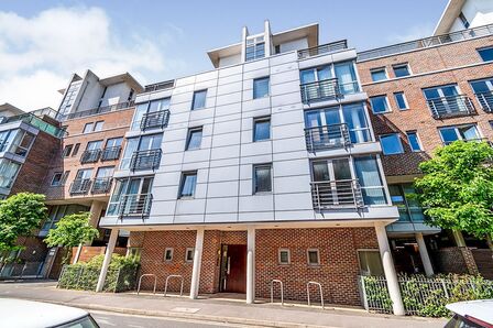 Cross Street, 2 bedroom Flat to rent, &pound;1,550 pcm