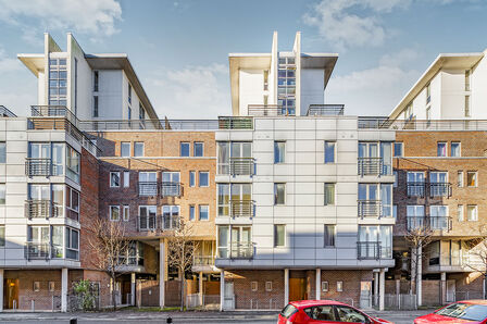 Cross Street, 2 bedroom  Flat to rent, £1,300 pcm