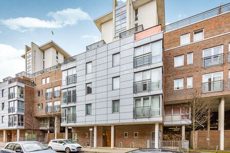 Cross Street, 2 bedroom  Flat to rent, £1,395 pcm