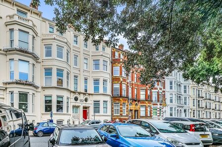 Western Parade, 2 bedroom  Flat to rent, £1,200 pcm