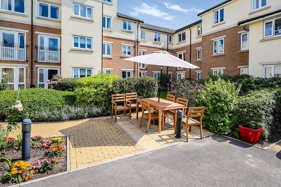 Main image of 1 bedroom  Flat for sale, Alverstone Road, Southsea, Hampshire, PO4