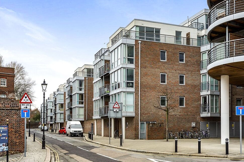 Main image of Flat to rent, Admiralty Road, Portsmouth, Hampshire, PO1