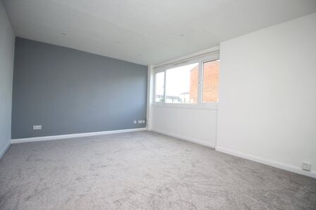 3 bedroom  Flat to rent