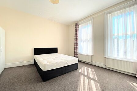 Lake Road, 4 bedroom  Flat to rent, £1,600 pcm