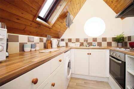 Fawcett Road, 2 bedroom  Flat to rent, £1,250 pcm