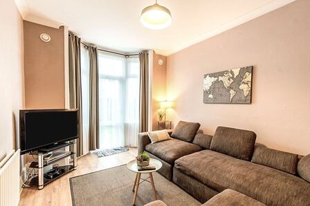 3 bedroom Mid Terrace House to rent