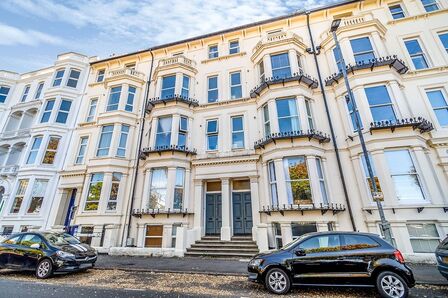 Western Parade, 2 bedroom  Flat to rent, £1,250 pcm