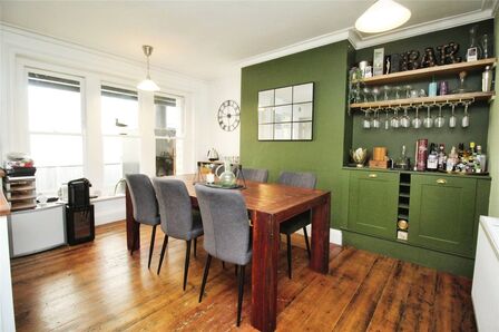 Western Parade, 2 bedroom  Flat to rent, £1,500 pcm