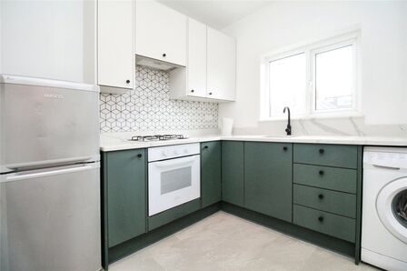 Wisborough Road, 1 bedroom  Flat to rent, £1,050 pcm