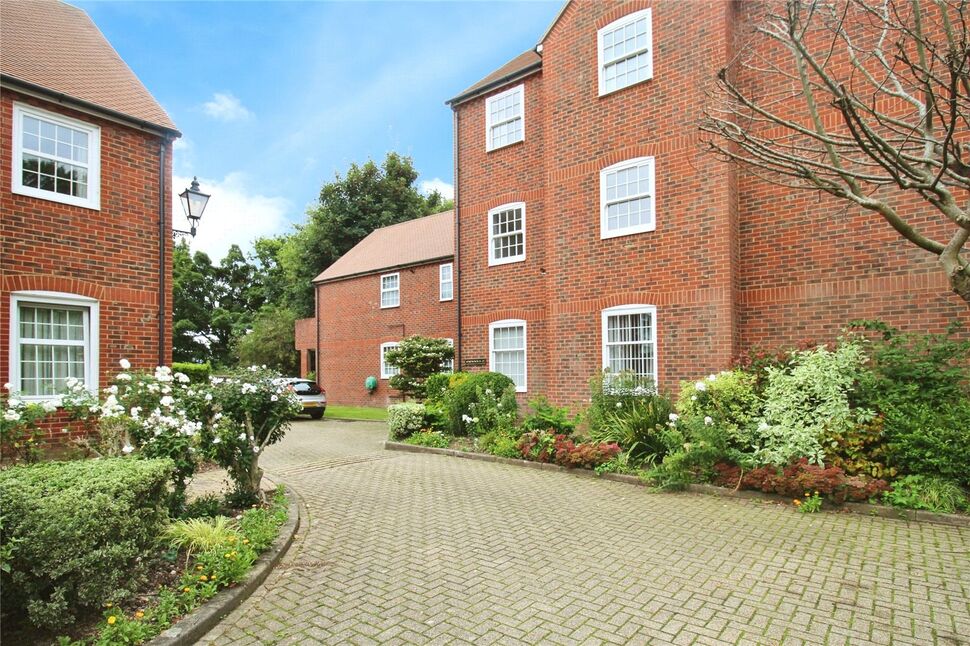 Main image of 2 bedroom  Flat for sale, Brockhampton Road, Havant, Hampshire, PO9