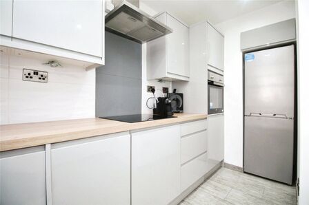 Lawrence Road, 2 bedroom  Flat to rent, £1,250 pcm