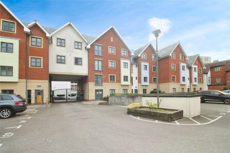 St. James's Street, 2 bedroom  Flat for sale, £170,000