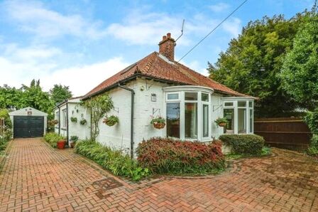 Cross Way, 3 bedroom Detached Bungalow for sale, £525,000