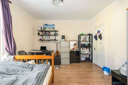1 bedroom  Room to rent