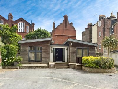Castle Road, 3 bedroom  Bungalow to rent, £2,500 pcm