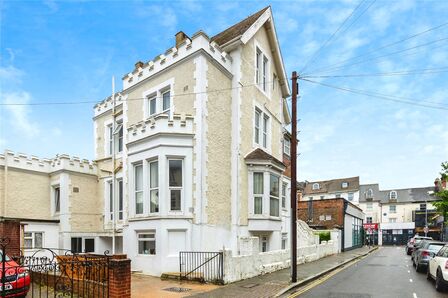 Elphinstone Road, 2 bedroom  Flat for sale, £175,000