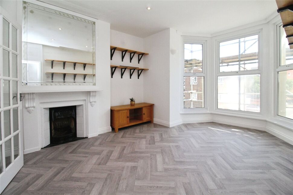 Main image of 1 bedroom Flat for sale, Alhambra Road, Southsea, Hampshire, PO4
