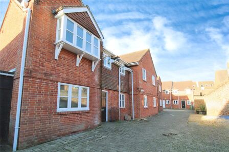 High Street, 3 bedroom  House to rent, £1,350 pcm