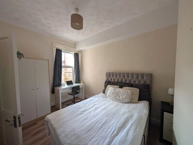 1 bedroom  Room to rent