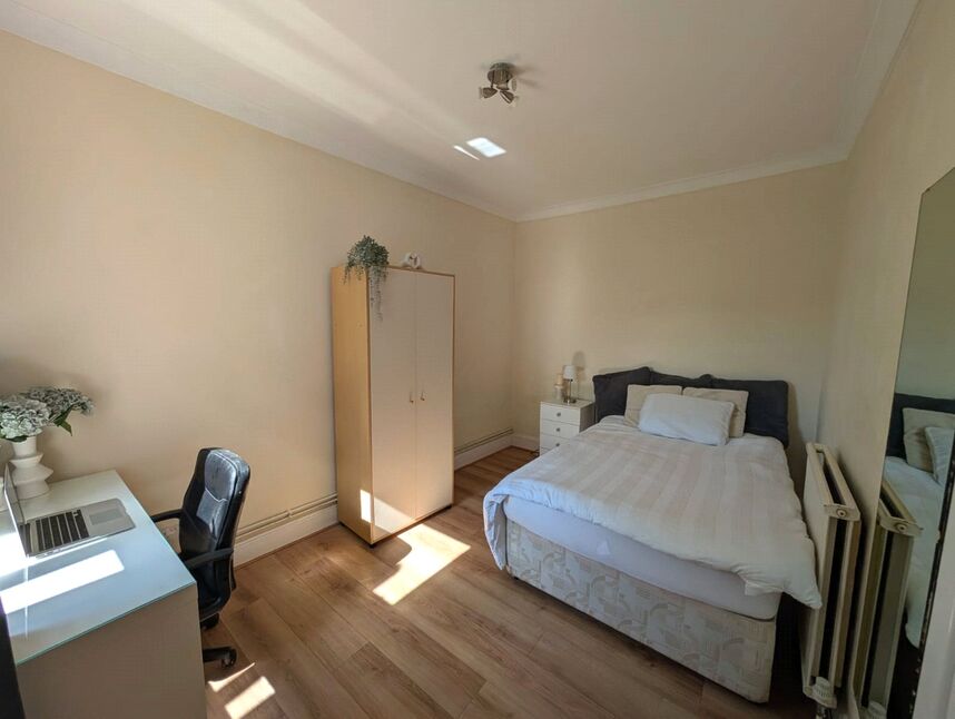 1 bedroom  Room to rent