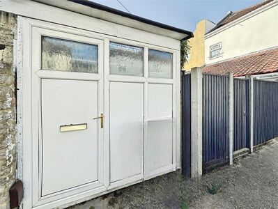 Somers Road, 2 bedroom  Flat to rent, £1,300 pcm