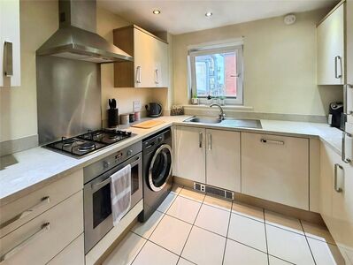 Tiller Road, 2 bedroom Semi Detached Flat to rent, £1,375 pcm