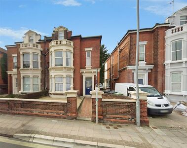 Victoria Road North, 1 bedroom Flat to rent, &pound;975 pcm