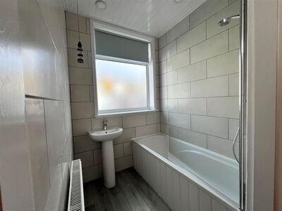 Clarence Road, 3 bedroom Mid Terrace House to rent, &pound;1,800 pcm