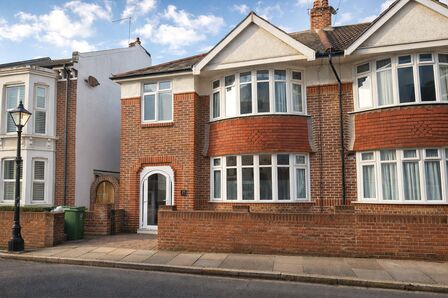 Clarence Road, 3 bedroom Mid Terrace House to rent, &pound;1,775 pcm
