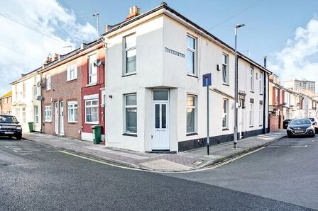 Church Road, 2 bedroom Flat to rent, &pound;1,075 pcm