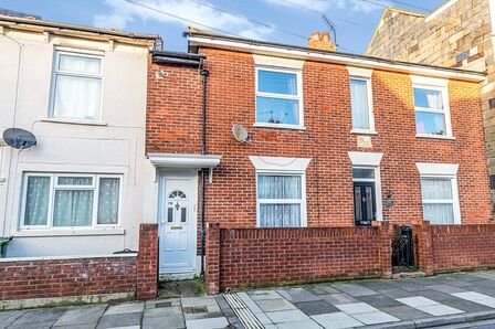 Knox Road, 1 bedroom Flat to rent, &pound;895 pcm