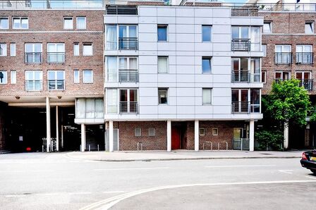 Cross Street, 1 bedroom Flat to rent, &pound;1,100 pcm