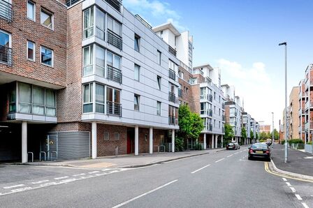 Cross Street, 1 bedroom Flat to rent, &pound;1,025 pcm
