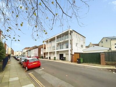 Richmond Road, 1 bedroom Flat to rent, &pound;1,100 pcm
